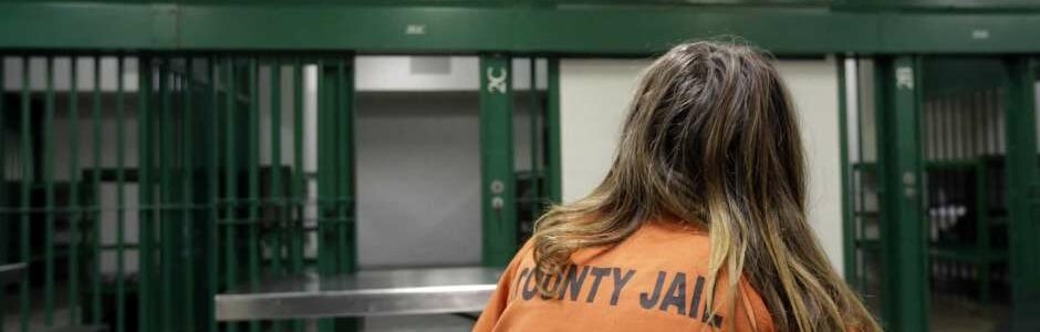A federal judge has recommended that Galveston County be required to provide attorneys to felony defendants at their initial bail hearings, a partial victory for reform advocates who say the county’s cash bail system is unconstitutional